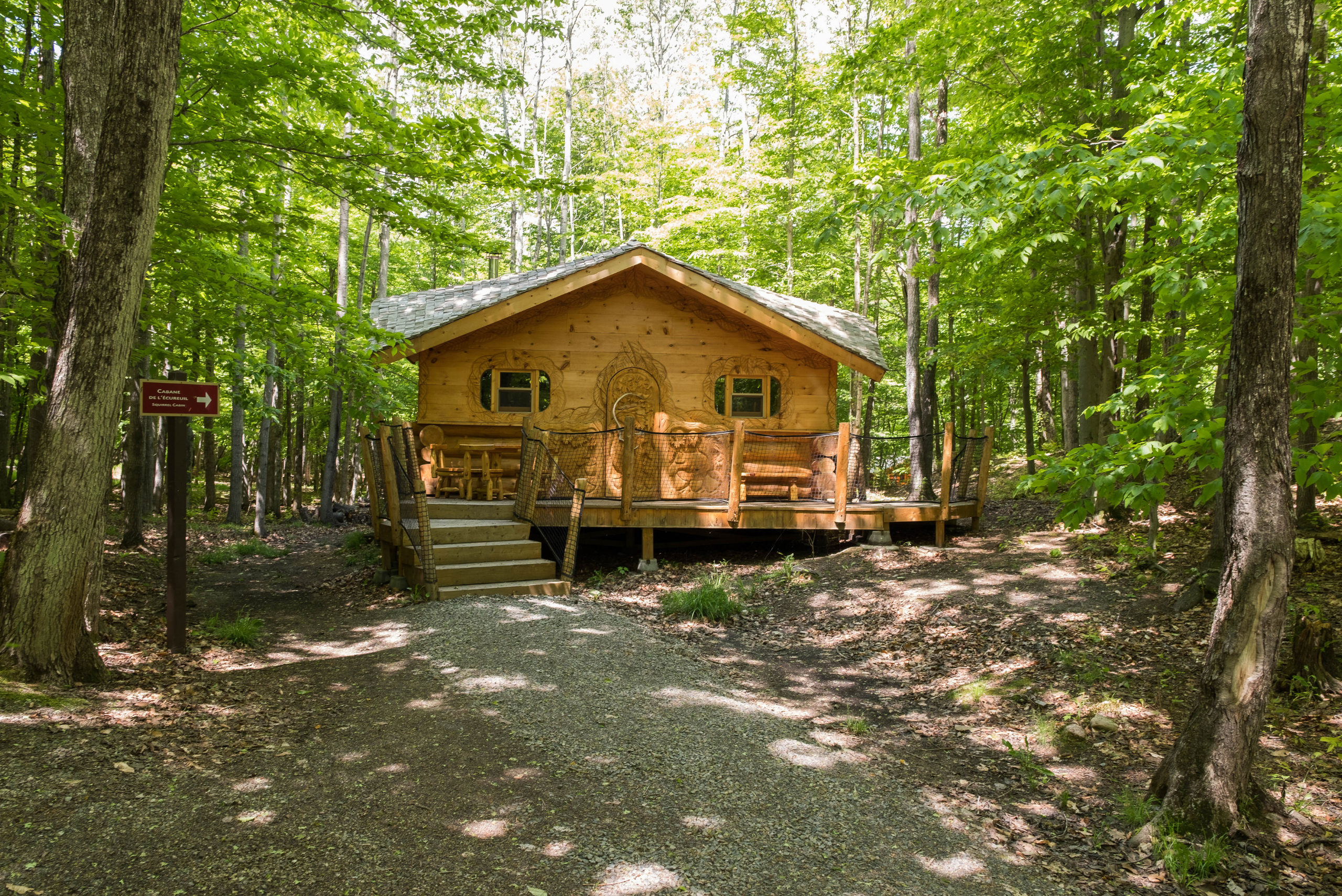 Cabane en bois rond au Parc Omega